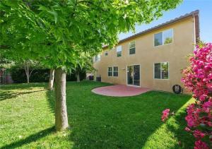 una casa con un árbol en el patio en #Marbella Lane - Lit & Laid Back Eastvale Home, en Corona