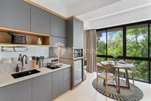 Una cocina con una mesa y un comedor. en Levora by Kozystay - Nusa Dua, en Nusa Dua