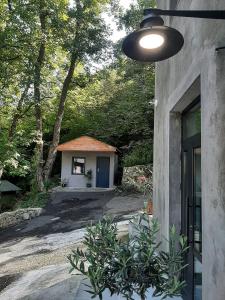 アラヴェルジにあるHUTS By Innwoodsの灯り付きの家