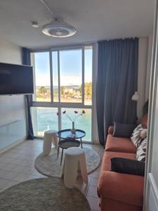 Posezení v ubytování Le Pavois d'Or, studio rénové avec goût, Superbe Vue, Proximité Gare et Centre, Climatisation