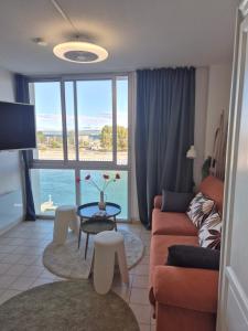 Posezení v ubytování Le Pavois d'Or, studio rénové avec goût, Superbe Vue, Proximité Gare et Centre, Climatisation