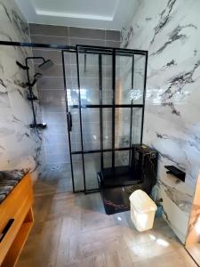 Ένα μπάνιο στο Cotonou Bois Fleuri Suites - Le Loft Naturel A2