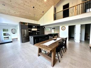 Η κουζίνα ή μικρή κουζίνα στο Spa River Pool Table - Chalet Ombre & Lumiere +33 φωτογραφίες