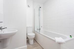 Et badeværelse på Elliot Suite No2 - Donnini Apartments + 15 billeder