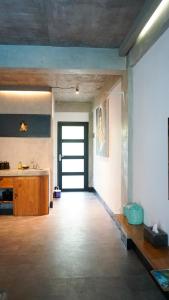 Una habitación grande con una cocina equipada con fregadero y mesa. en Saxy Stay Seminyak, en Seminyak