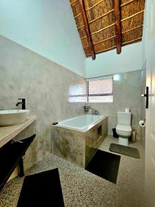 Ένα μπάνιο στο Luxury GuesthouseCo RiverBend