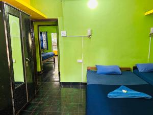 Ένα ή περισσότερα κρεβάτια σε δωμάτιο στο Savitri Guest House