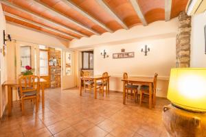 a kitchen and dining room with a table and chairs at Casa Ramona in Conques