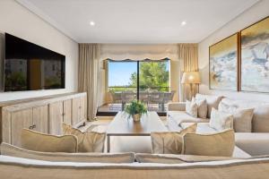 ベナアビスにあるLos Pinos 104 - Precioso 3 - BR cerca de Marbellaのソファとテーブルのあるリビングルーム