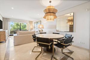 ベナアビスにあるLos Pinos 104 - Precioso 3 - BR cerca de Marbellaのテーブルと椅子のあるダイニングルームとリビングルーム