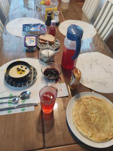Una mesa de madera con un plato de comida encima. en Homely Loft, en Punkaharju