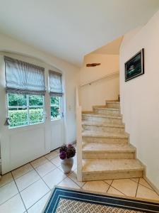 eine Treppe in einem Haus mit einem Fenster und einer Tür in der Unterkunft Ferienhaus Pauline in Glücksburg