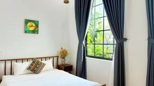 a bedroom with a bed and a window at Romo Homestay in Quảng Ngãi +172 photos