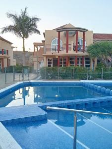 マスパロマスにあるWeisshorn Bungalow Aの建物の前のプール