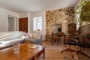 Χώρος καθιστικού στο Typical House Completely Renovated
