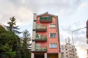 カンポバッソにあるPrincipe di Piemonte Apartmentのピンクの建物(バルコニー付)