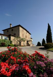 un ramo de flores delante de un edificio en Relais Todini, en Todi