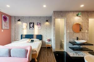 Postel nebo postele na pokoji v ubytování Coast Pearl Hotel & Apartment - Free Airport PickUp