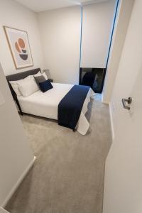 a bedroom with a bed in a room at FREE Parking Modern 2 bedrooms Apt for Family or Business in Sydney
