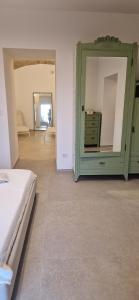 1 dormitorio con tocador verde y espejo en Villa Razeto, en Zoagli