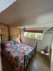un dormitorio con una cama y una ventana en The Wendy house, en Parkend