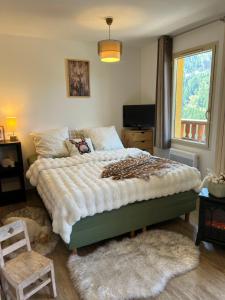 a bedroom with a large bed and a window at Centre, luxueux appartement, terrasse, vue panoramique, parking, 2 chambres pour 6 personnes in Isola 2000 +16 photos