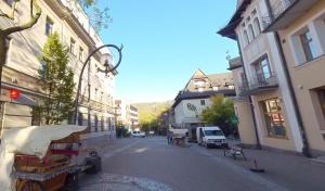 Una calle en un pueblo con edificios y una calle en Krupówki 25A Górski Loft by Homeprime, en Zakopane