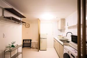 Una cocina o kitchenette en 청담동, 명품거리, 청담역, 압구정로데오, 성형 병원, 한강공원, 강남도심, 발마사지기, 에어드레서, 무료주차