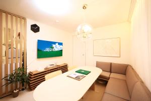 Una televisión o centro de entretenimiento en 청담동, 명품거리, 청담역, 압구정로데오, 성형 병원, 한강공원, 강남도심, 발마사지기, 에어드레서, 무료주차