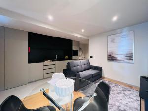 un soggiorno con divano e TV a grande schermo di Granja Premium House ad Aveiro