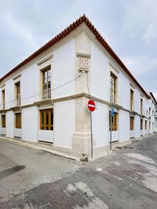 un edificio bianco con un cartello di stop davanti di Granja Premium House ad Aveiro