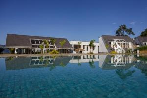 Bazén v ubytování Himalayan Hideaway Resort Pokhara, The Centara Collection nebo v jeho okolí