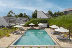 Bazén v ubytování Himalayan Hideaway Resort Pokhara, The Centara Collection nebo v jeho okolí