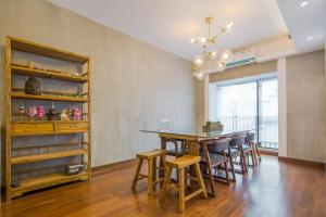 a dining room with a table and some chairs at Guangzhou Bokeshijia Hotel in Guangzhou