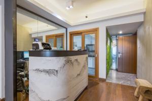 a kitchen with a marble counter in a house at Guangzhou Bokeshijia Hotel in Guangzhou