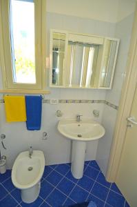 リド・マリーニにあるSalento Home Collection 12 - Lido Mariniの洗面台とトイレを備えた白いバスルーム