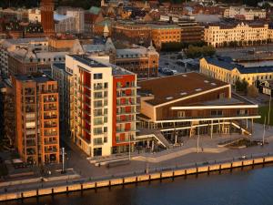 una vista aérea de una ciudad con edificios en Clarion Hotel Sea U, en Helsingborg