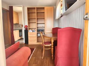 Una cocina o kitchenette en Studio Cosy Panorama II - Proche des Bains et vue sur la vallée et montagne 3 fotos más