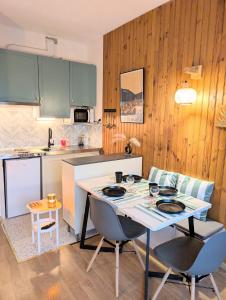 Kuchyň nebo kuchyňský kout v ubytování Famili'ski - Votre cocon familial aux Angles