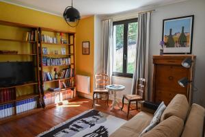 TV a/nebo společenská místnost v ubytování Le Chalet des Perchés