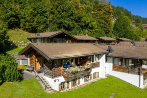 une vue aérienne d'une grande maison avec un balcon dans l'établissement Schöneben Chalet Wiesenwald, à Wald im Pinzgau