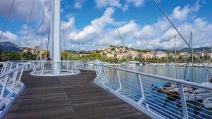 ラ・スペツィアにあるNOEMI chic rooms and apartmentsの水船の桟橋