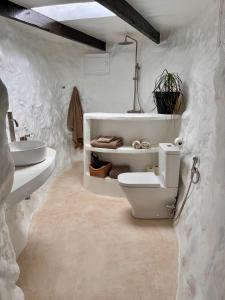une salle de bain avec toilettes et lavabo dans l'établissement Finca Antigua, à Las Breñas 23 autres photos