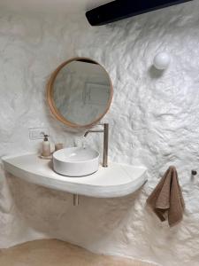 une salle de bain avec un lavabo et un miroir sur un mur dans l'établissement Finca Antigua, à Las Breñas