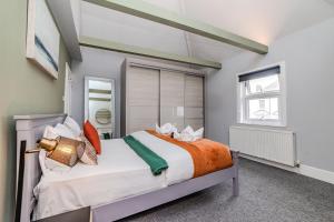 a bedroom with a large bed and a window at Eastbourne 2 Bedroom Apartment Next to Shopping Centre and Beach in Eastbourne