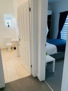 una camera con bagno dotato di un letto e di una porta di Coastal Retreat Guest Suite a Minster