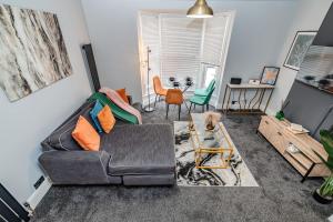 a living room with a couch and a table at Eastbourne 2 Bedroom Apartment Next to Shopping Centre and Beach in Eastbourne +23 photos