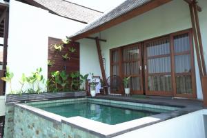 Bazén v ubytování Fabulous Ikitha Private Villa Jungle View nebo v jeho okolí