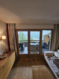una sala de estar con una gran puerta corredera de cristal en 5 personnes, 2Pieces exceptionnel havre de détente et de confort, immense terrasse, vue incroyable, Tout pédestre, à 10m du funiculaire, parking, en Isola