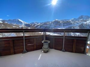 balcón con vistas a una montaña nevada en 5 personnes, 2Pieces exceptionnel havre de détente et de confort, immense terrasse, vue incroyable, Tout pédestre, à 10m du funiculaire, parking, en Isola 4 fotos más